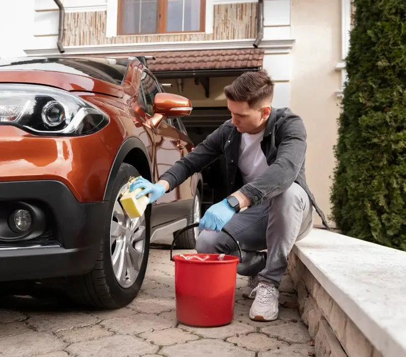 Lavage auto à domicile Landudal : professionnel intervenant sur un véhicule